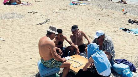 Am Strand. Der Tourismus ist für die Griechen immer noch der wichtigste Wirtschaftszweig. 