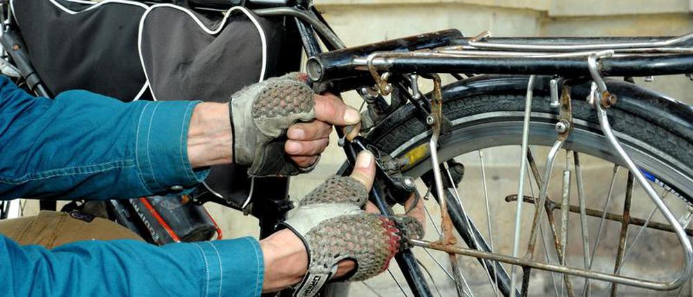 Wenn das Fahrrad längere Zeit nicht benutzt wurde, ist eine kurze Kontrolle der wichtigsten Funktionen unbedingt empfehlenswert. 