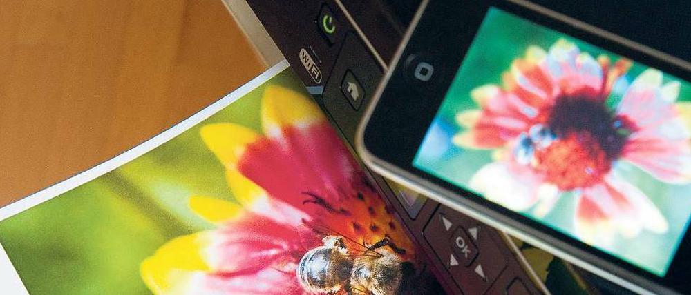 Immer in Verbindung. Die großen Druckerhersteller wie Canon oder Hewlett Packard bieten für mobile Geräte entsprechende Apps an, die auf Smartphones oder Tablets installiert werden.Foto: dpa