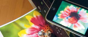 Immer in Verbindung. Die großen Druckerhersteller wie Canon oder Hewlett Packard bieten für mobile Geräte entsprechende Apps an, die auf Smartphones oder Tablets installiert werden.Foto: dpa