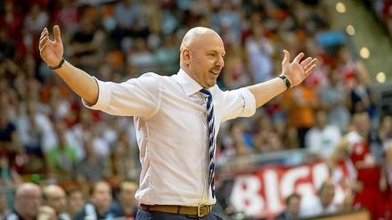 Was soll man machen? Sasa Obradovic war mal wieder gestenreich an der Seitenlinie unterwegs.
