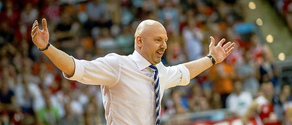 Was soll man machen? Sasa Obradovic war mal wieder gestenreich an der Seitenlinie unterwegs.