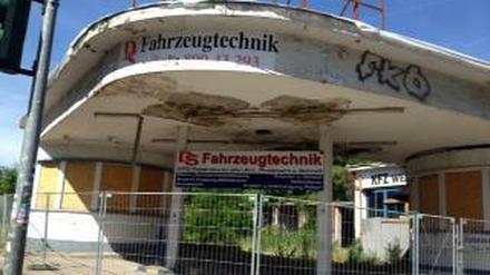Hier tankt schon lange keiner mehr. Die olle Ruine nahe dem S-Bahnhof Charlottenburg in Halensee.