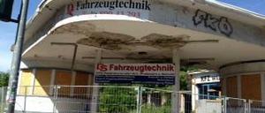 Hier tankt schon lange keiner mehr. Die olle Ruine nahe dem S-Bahnhof Charlottenburg in Halensee.