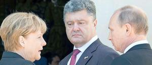 Der Präsident der Ukraine, Petro Poroschenko (Mitte), im Gespräch mit Angela Merkel und Russlands Präsident Wladimir Putin am vergangenen Freitag in Frankreich..