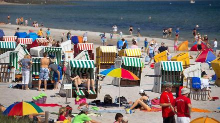 Wie im Hochsommer geht es zu Pfingsten an der Ostsee zu. Sonnencreme nicht vergessen, und dann rein ins Vergnügen. 