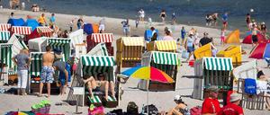 Wie im Hochsommer geht es zu Pfingsten an der Ostsee zu. Sonnencreme nicht vergessen, und dann rein ins Vergnügen. 