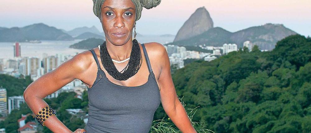 Tereza Onã ist eine moralische Instanz in ihrer Heimatstadt. Rechts im Hintergrund der Zuckerhut.