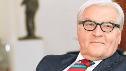 Mit der Diplomatie war Steinmeier schon vertraut, als er vor sechs Monaten zum Außenminister ernannt wurde: Er leitete das Auswärtige Amt bereits von 2005 bis 2009. Der langjährige Mitarbeiter von Gerhard Schröder trat bei der Wahl 2009 als SPD-Kanzlerkandidat an. Danach führte er die SPD-Bundestagsfraktion. Lange vor der Krim-Krise hatte der Minister deutlich gemacht, dass er von Russlands Entwicklung enttäuscht ist. Trotzdem bemüht er sich weiter um Dialog.