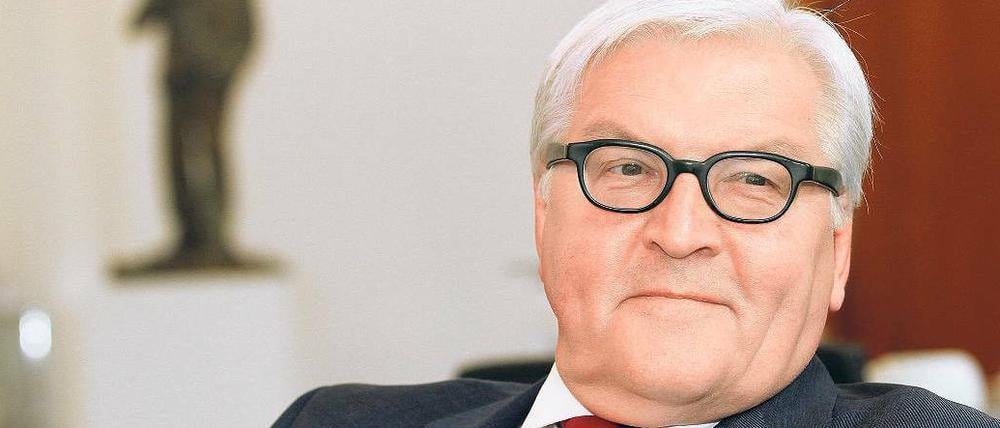 Mit der Diplomatie war Steinmeier schon vertraut, als er vor sechs Monaten zum Außenminister ernannt wurde: Er leitete das Auswärtige Amt bereits von 2005 bis 2009. Der langjährige Mitarbeiter von Gerhard Schröder trat bei der Wahl 2009 als SPD-Kanzlerkandidat an. Danach führte er die SPD-Bundestagsfraktion. Lange vor der Krim-Krise hatte der Minister deutlich gemacht, dass er von Russlands Entwicklung enttäuscht ist. Trotzdem bemüht er sich weiter um Dialog.