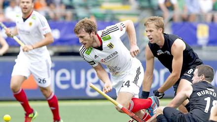 Die deutschen Hockey-Männer um Benedikt Furk haben ihre Minimalchance auf das WM-Halbfinale gewahrt.