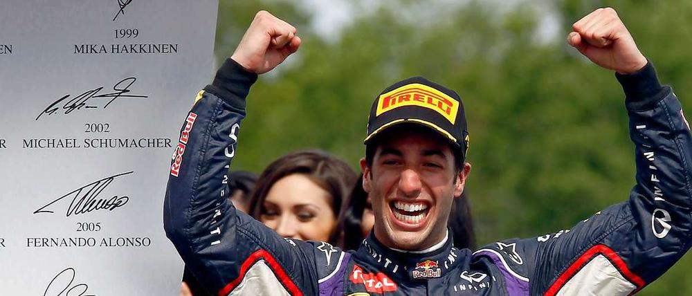 Red-Bull-Pilot Daniel Ricciardo freut sich über seinen ersten Karriere-Sieg.