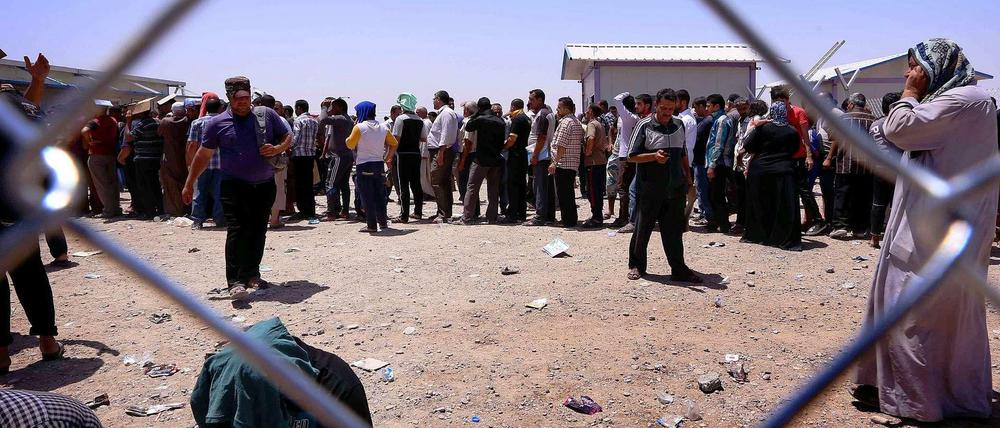 Irakische Familien flüchten vor der Gewalt in der Provinz Nineveh.