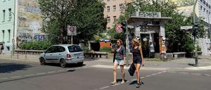 An der Waldemarstraße Ecke Adalbertstraße sind die Brandwände der Häuser, die an eine kriegsbedingte Baulücke grenzen, großflächig bemalt. Die Grünen im Bezirk möchten diese und andere Streetart-Bilder aus der Hausbesetzerzeit dauerhaft als als Denkmal schützen. 