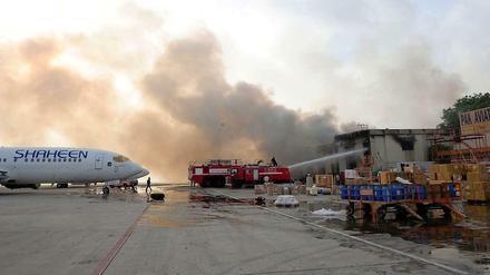 Extremisten hatten den Flughafen am späten Sonntagabend angegriffen - auch am frühen Montagmorgen fielen Schüsse.