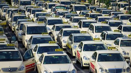 Taxi! Taxi? 100 Taxen nehmen heute keinen mit in Berlin.