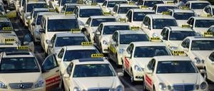 Taxi! Taxi? 100 Taxen nehmen heute keinen mit in Berlin.