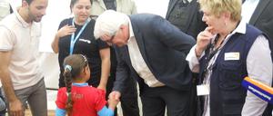 Außenminister Steinmeier im Mai mit einem Flüchtlingskind im libanesischen Bekaa-Tal
