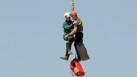 Ein Hubschrauber setzt auf Höhlenrettungen spezialisierte Helfer aus der Schweiz in der Nähe vom Eingang zur Riesending-Schachthöhle ab.