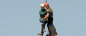 Ein Hubschrauber setzt auf Höhlenrettungen spezialisierte Helfer aus der Schweiz in der Nähe vom Eingang zur Riesending-Schachthöhle ab.