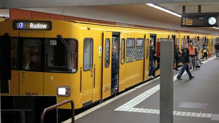 Am Mehringdamm ist ein Mann auf die Gleise der U7 in Richtung Rudow gestürzt.
