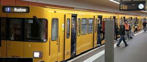 Am Mehringdamm ist ein Mann auf die Gleise der U7 in Richtung Rudow gestürzt.