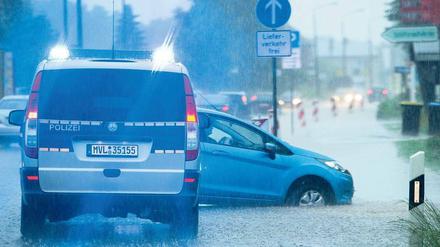 Macht der Natur. Starker Regen führt am Mittwoch auf der Bundesstraße 111 in Zinnowitz auf der Insel Usedom zu einer Überschwemmung. 