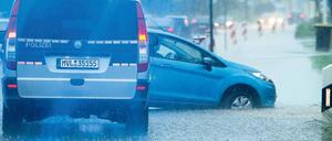 Macht der Natur. Starker Regen führt am Mittwoch auf der Bundesstraße 111 in Zinnowitz auf der Insel Usedom zu einer Überschwemmung. 