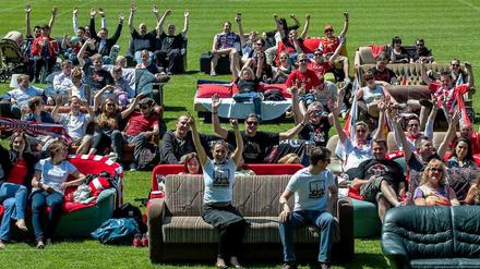 Zu früh gefreut. In der Alten Försterei sollten fürs Public Viewing Sofas aufgestellt werden. Doch jetzt kamen Randalierer.