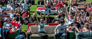 Zu früh gefreut. In der Alten Försterei sollten fürs Public Viewing Sofas aufgestellt werden. Doch jetzt kamen Randalierer.