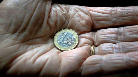 Alter und Armut. Doch warum regen sich die Menschen nicht auf, wenn das Ersparte nun keine Zinsen mehr abwirft? 