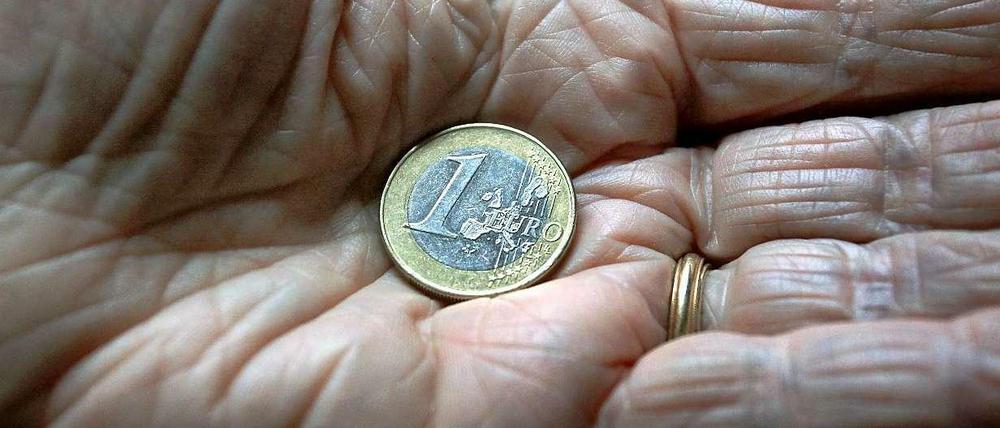 Alter und Armut. Doch warum regen sich die Menschen nicht auf, wenn das Ersparte nun keine Zinsen mehr abwirft?
