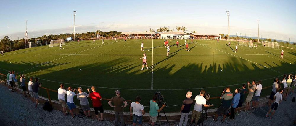 Am zweiten Tag in Brasilien stellt sich die deutsche Fußball-Nationalmannschaft bei einem öffentlichen Training der einheimischen Bevölkerung vor. Joachim Löw öffnet bei der Übungseinheit am Vormittag in Santo André die Tore für Zuschauer.