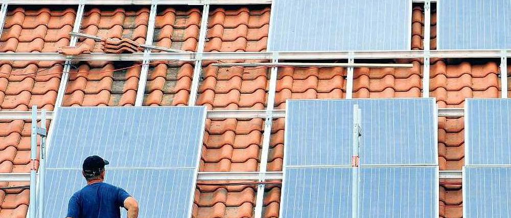 Strom-Soli. Wer eine Solaranlage auf dem Dach hat, soll künftig 40 Prozent der Ökostromumlage je Kilowattstunde entrichten. Das wären derzeit rund 2,5 Cent.