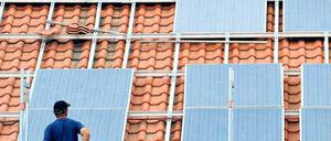 Strom-Soli. Wer eine Solaranlage auf dem Dach hat, soll künftig 40 Prozent der Ökostromumlage je Kilowattstunde entrichten. Das wären derzeit rund 2,5 Cent. 