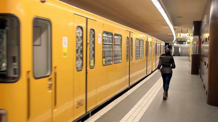 Brutaler Übergriff in der U7: Zwei Jugendliche gingen auf eine Rentnerin los. Ein Fahrgast, der ihr helfen wollte, wurde mit Fäusten traktiert.