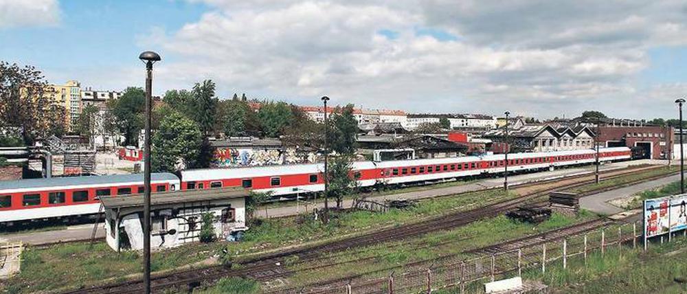 Ein Eisenbahnidyll. Bis zum Mauerfall Reichsbahnausbesserungswerk, kurz: RAW, danach Ort der Subkultur. Das Foto entstand auf der Warschauer Brücke.