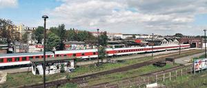 Ein Eisenbahnidyll. Bis zum Mauerfall Reichsbahnausbesserungswerk, kurz: RAW, danach Ort der Subkultur. Das Foto entstand auf der Warschauer Brücke.