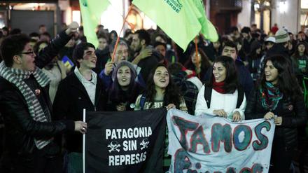 Glücklich über ihren Erfolg: Staudammgegner in Santiago de Chile am Dienstag.