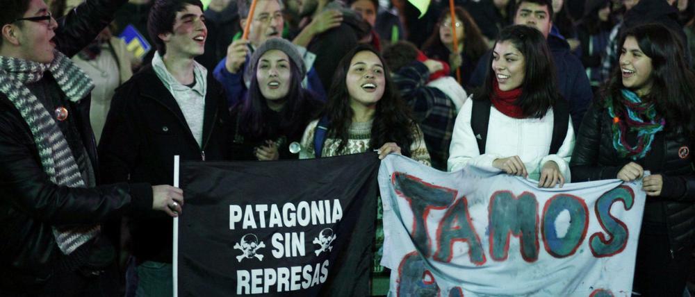 Glücklich über ihren Erfolg: Staudammgegner in Santiago de Chile am Dienstag.