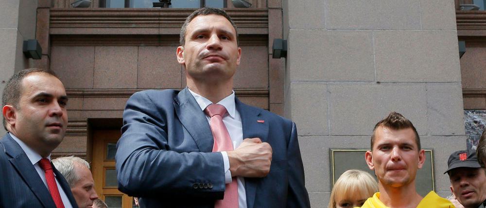 Nach dem Amtseid präsentiert sich Vitali Klitschko vor dem Kiewer Rathaus.