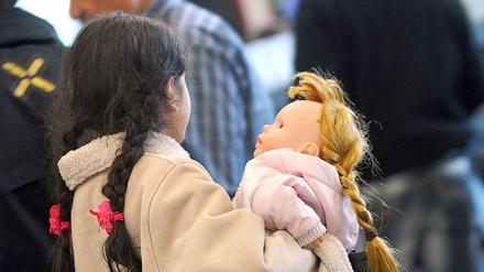 Ein syrisches Mädchen mit ihrer Puppe. Offenbar planen Bund und Länder, jeweils 5000 Flüchtlinge anzunehmen.