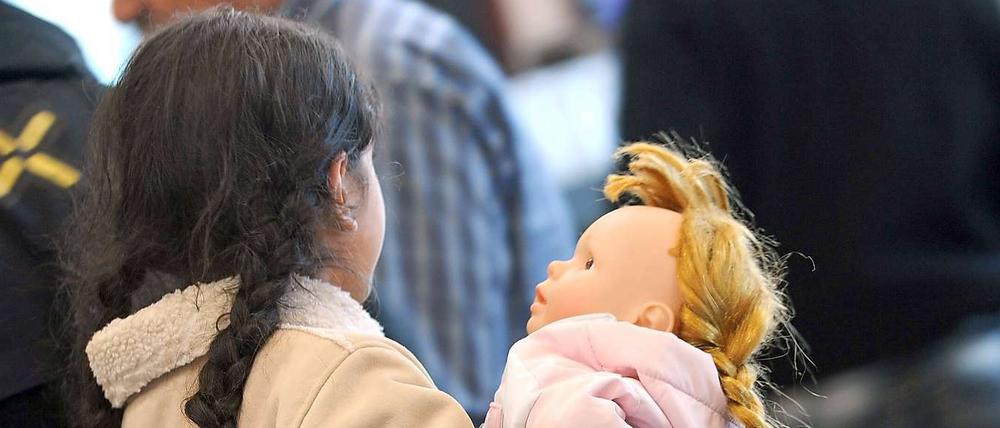 Ein syrisches Mädchen mit ihrer Puppe. Offenbar planen Bund und Länder, jeweils 5000 Flüchtlinge anzunehmen.