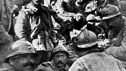 Massensterben. Die Schlacht von Verdun dauerte von Februar bis Dezember 1916 und kostete über 300000 Soldaten das Leben. Diese französische Soldaten überlebten - weil sie in Gefangenschaft gerieten.
