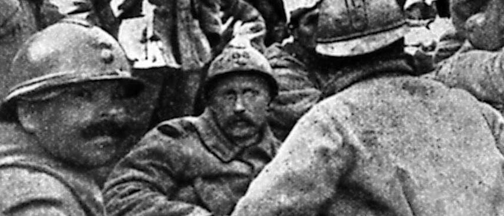 Massensterben. Die Schlacht von Verdun dauerte von Februar bis Dezember 1916 und kostete über 300000 Soldaten das Leben. Diese französische Soldaten überlebten - weil sie in Gefangenschaft gerieten.