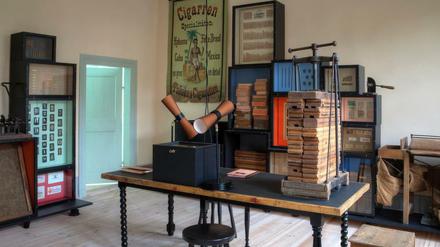 Was zum Rauchen in Kistchen. Blick in das neu gestaltete Tabakcollegium im Schloss Oranienbaum.