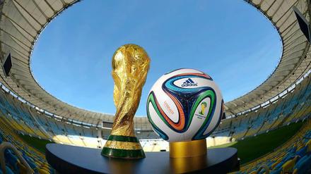Die begehrte Trophäe und der brasilianische Ball: Wer wird Weltmeister?