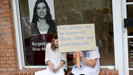 Demo ohne Senatorin. Da Bildungssenatorin Sandra Scheeres einen Termin mit den Eltern abgesagt hatte, überbrachten die 10-jährige Louise und ihre Mitstreiter ihre Anliegen den Mitarbeitern in Scheeres' Wahlkreisbüro.