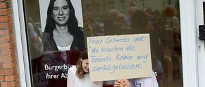 Demo ohne Senatorin. Da Bildungssenatorin Sandra Scheeres einen Termin mit den Eltern abgesagt hatte, überbrachten die 10-jährige Louise und ihre Mitstreiter ihre Anliegen den Mitarbeitern in Scheeres' Wahlkreisbüro.