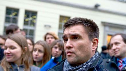 Der ukrainische Diplomat Pawlo Klimkin vor der Botschaft der Ukraine in Berlin. 